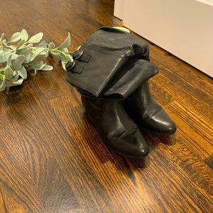 Black fall boots. Buckles on the side.